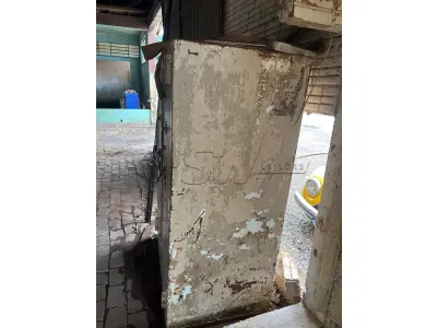LOTE 021 - sucatas, um carregador de bateria, um compressor odontológico e um cofre metálico