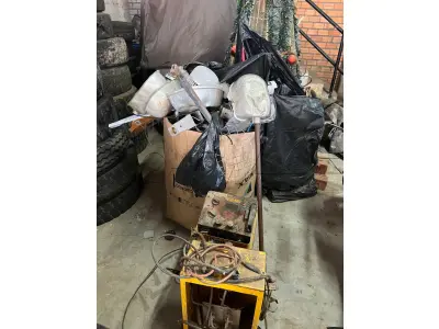 LOTE 021 - sucatas, um carregador de bateria, um compressor odontológico e um cofre metálico