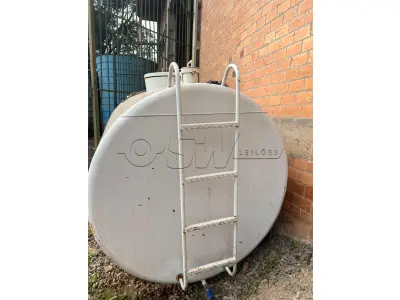 LOTE 022 - Um tanque de combustível com bomba de aferição