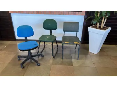 LOTE 023 - Lote de moveis de escritório, composto de arquivos de aço, cadeiras, prateleira e balcão