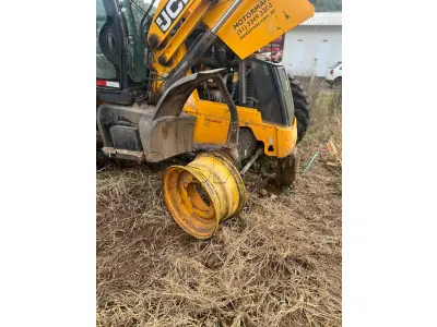 LOTE 004 - Retroescavadeira Articulada, marca JCB, equipada com concha dianteira vazada