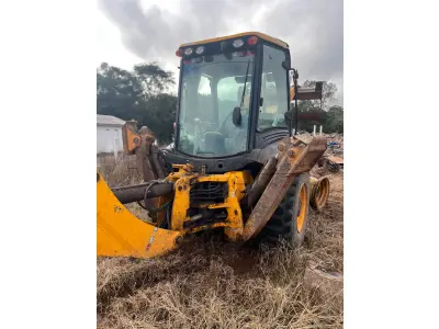 LOTE 004 - Retroescavadeira Articulada, marca JCB, equipada com concha dianteira vazada