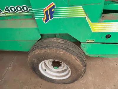LOTE 008 - equipamentos para fenação composto de uma enfardadeira marca JF Prisma 4000, um ancinho e um ceifador.