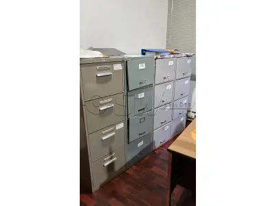 LOTE 023 - Lote de moveis de escritório, composto de arquivos de aço, cadeiras, prateleira e balcão