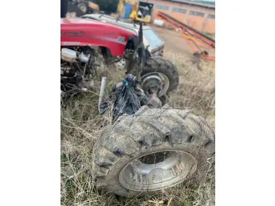 LOTE 009 - Trator FARMALL 80 tracionado, marca Case, gabinado