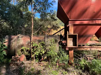 LOTE 007 - usina de asfalto frio, marca cifali, composta de um funil e esteira sem motor, três tanques metálicos para emulsão asfáltica