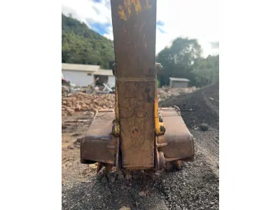 LOTE 010 - Escavadeira Hidráulica, marca Komatsu, modelo PC 160 LC-7B