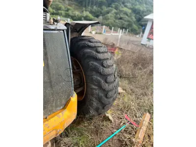 LOTE 004 - Retroescavadeira Articulada, marca JCB, equipada com concha dianteira vazada