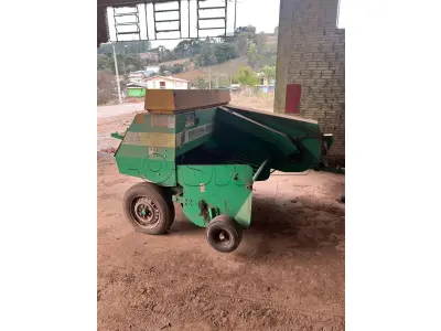 LOTE 008 - equipamentos para fenação composto de uma enfardadeira marca JF Prisma 4000, um ancinho e um ceifador.