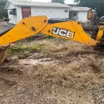 LOTE 004 - Retroescavadeira Articulada, marca JCB, equipada com concha dianteira vazada