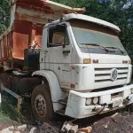 LOTE 022 - CAMINHÃO CAÇAMBA, placas  JZO8227, RENAVAM 00785152881,