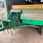 LOTE 008 - equipamentos para fenação composto de uma enfardadeira marca JF Prisma 4000, um ancinho e um ceifador.