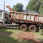 LOTE 022 - CAMINHÃO CAÇAMBA, placas  JZO8227, RENAVAM 00785152881,