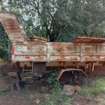 LOTE 014 - EQUIPAMENTO - CAÇAMBA BASCULANTE, capacidade 06 m3, medindo 3,80x2,40x0,70, marca KUBITZ Nº KB 058