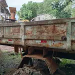 LOTE 014 - EQUIPAMENTO - CAÇAMBA BASCULANTE, capacidade 06 m3, medindo 3,80x2,40x0,70, marca KUBITZ Nº KB 058