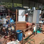 LOTE 024 - MOBILIÁRIO EM GERAL composto por armários, classes escolares, cadeiras, mesas entre outros.