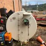 LOTE 022 - Um tanque de combustível com bomba de aferição