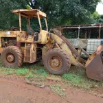 LOTE 021 - MÁQUINA RODOVIÁRIA – PÁ CARREGADEIRA FIAT-ALLIS M -1900-B com caçamba frontal 2.1/2 JC,