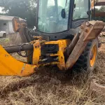 LOTE 004 - Retroescavadeira Articulada, marca JCB, equipada com concha dianteira vazada