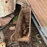 LOTE 014 - Lote composto de três conchas para retroescavadeiras e uma lâmina para moto niveladora.
