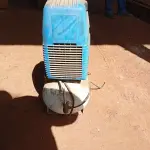 LOTE 025 - COMPRESSOR DE AR  na cor branca e azul, marca CD FIAC, vazão 170, preção 8, reservatório 24 litros