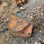 LOTE 014 - Lote composto de três conchas para retroescavadeiras e uma lâmina para moto niveladora.