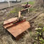 LOTE 013 - Roçadeira articulada faltando peças (sucata)
