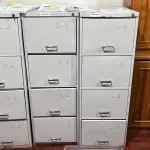 LOTE 023 - Lote de moveis de escritório, composto de arquivos de aço, cadeiras, prateleira e balcão