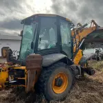 LOTE 004 - Retroescavadeira Articulada, marca JCB, equipada com concha dianteira vazada