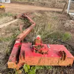LOTE 013 - Roçadeira articulada faltando peças (sucata)