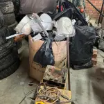 LOTE 021 - sucatas, um carregador de bateria, um compressor odontológico e um cofre metálico