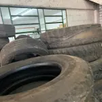 LOTE 003 - Sucata de pneus de várias bitolas, aproximadamente 50 unidades