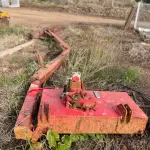 LOTE 013 - Roçadeira articulada faltando peças (sucata)