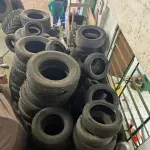 LOTE 003 - Sucata de pneus de várias bitolas, aproximadamente 50 unidades