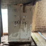 LOTE 021 - sucatas, um carregador de bateria, um compressor odontológico e um cofre metálico
