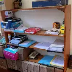 LOTE 023 - Lote de moveis de escritório, composto de arquivos de aço, cadeiras, prateleira e balcão