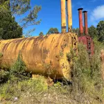 LOTE 007 - usina de asfalto frio, marca cifali, composta de um funil e esteira sem motor, três tanques metálicos para emulsão asfáltica