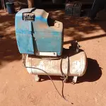 LOTE 025 - COMPRESSOR DE AR  na cor branca e azul, marca CD FIAC, vazão 170, preção 8, reservatório 24 litros