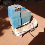 LOTE 025 - COMPRESSOR DE AR  na cor branca e azul, marca CD FIAC, vazão 170, preção 8, reservatório 24 litros