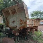 LOTE 014 - EQUIPAMENTO - CAÇAMBA BASCULANTE, capacidade 06 m3, medindo 3,80x2,40x0,70, marca KUBITZ Nº KB 058
