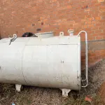 LOTE 022 - Um tanque de combustível com bomba de aferição