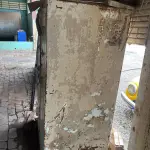 LOTE 021 - sucatas, um carregador de bateria, um compressor odontológico e um cofre metálico