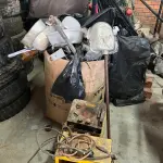 LOTE 021 - sucatas, um carregador de bateria, um compressor odontológico e um cofre metálico