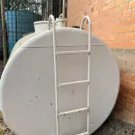 LOTE 022 - Um tanque de combustível com bomba de aferição