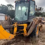 LOTE 004 - Retroescavadeira Articulada, marca JCB, equipada com concha dianteira vazada