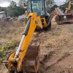 LOTE 004 - Retroescavadeira Articulada, marca JCB, equipada com concha dianteira vazada