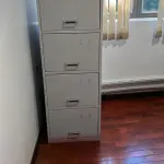 LOTE 023 - Lote de moveis de escritório, composto de arquivos de aço, cadeiras, prateleira e balcão