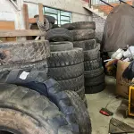 LOTE 003 - Sucata de pneus de várias bitolas, aproximadamente 50 unidades
