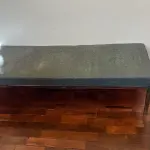 LOTE 023 - Lote de moveis de escritório, composto de arquivos de aço, cadeiras, prateleira e balcão