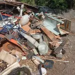 LOTE 015 - FERRO VELHO, COMPOSTO POR DIVERSOS TIPOS DE FERRO E LATAS